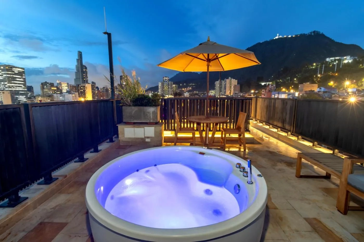 Suite con jacuzzi en la terraza Masaya Collection Camelia Bogotá