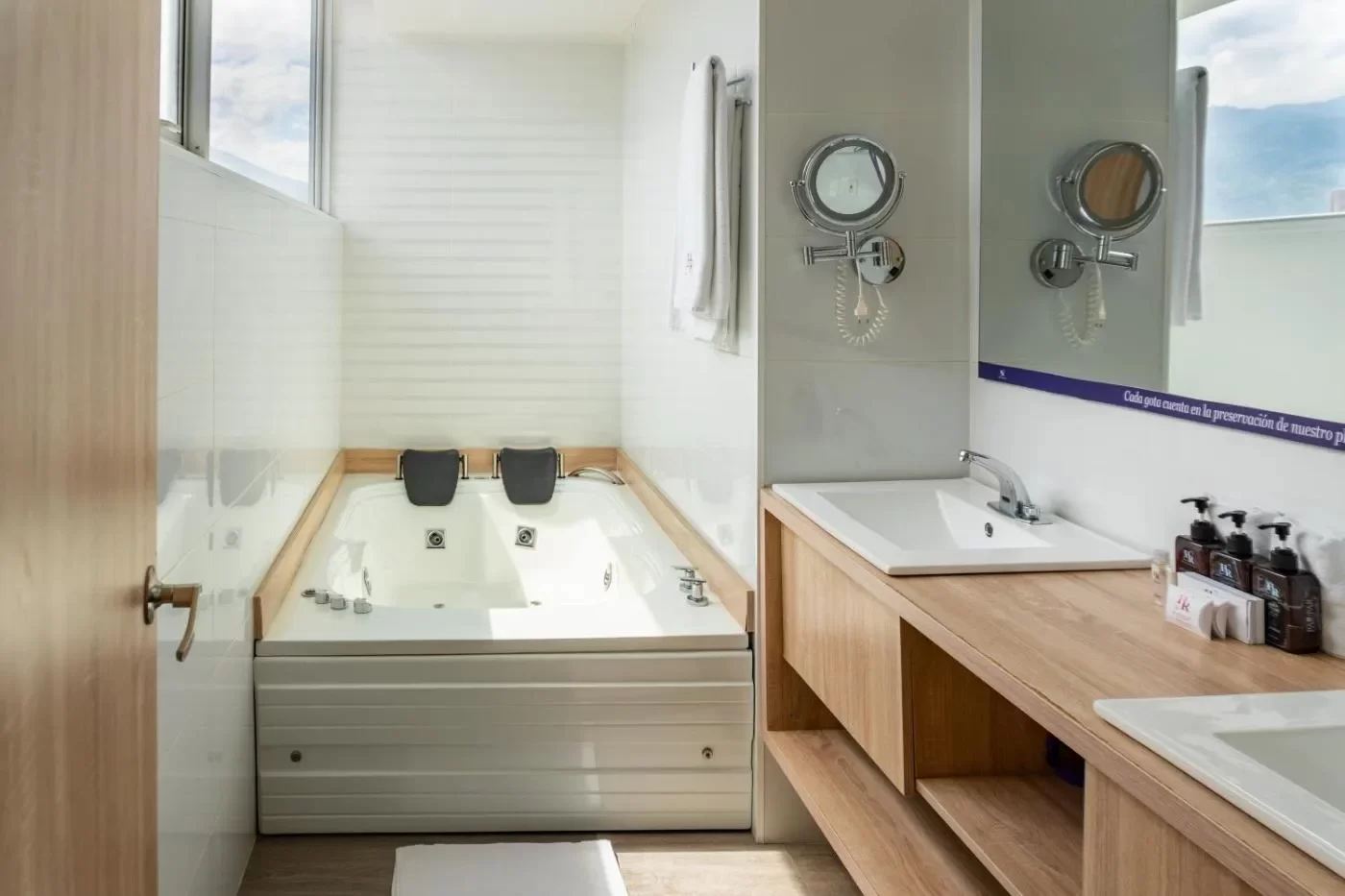 Suite Deluxe con bañera de hidromasaje Hotel Roseliere Bucaramanga
