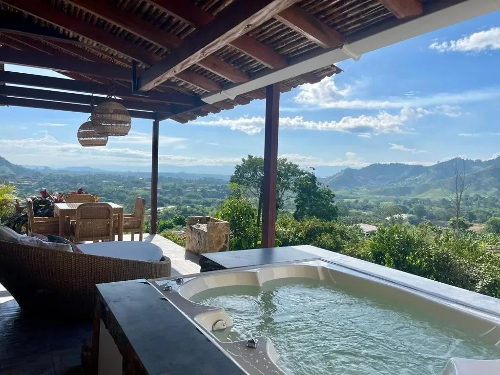 Suite Deluxe con bañera de hidromasaje Hotel Spa La Colina Pereira